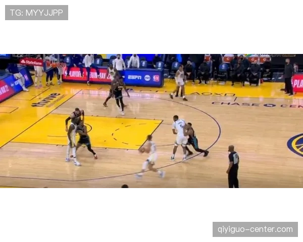 无球掩护为库里拉开空间，威金斯三分效率较上季提升