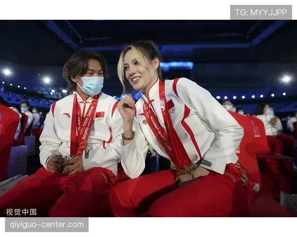 苏翊鸣家里堆满赞助商送的限量球鞋，自己却天天穿训练服出门