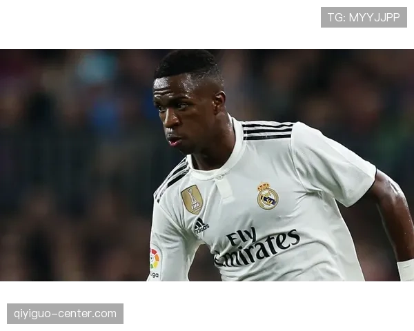 维尼修斯与登贝莱突破能力对比：技术特点与效率差异解析