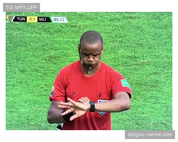 半场哨发声时裁判如何根据规则中断比赛和重启球的判罚标准